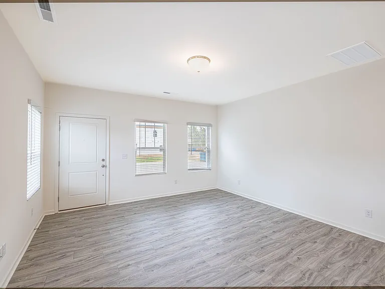 461 Kinnerton Pl — Photo 4