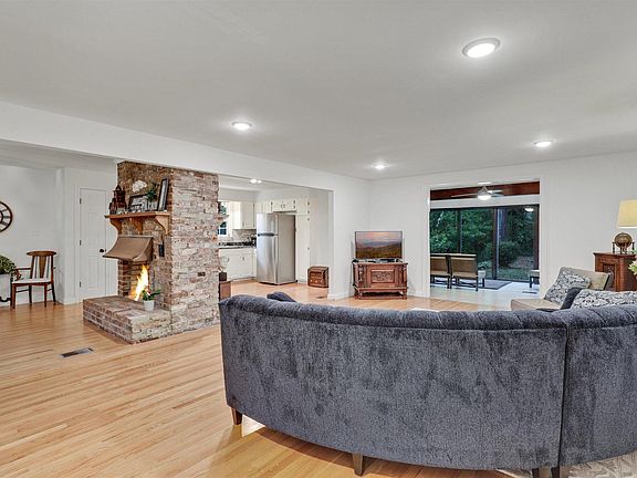 3rd image of 4729 Silverhill Dr