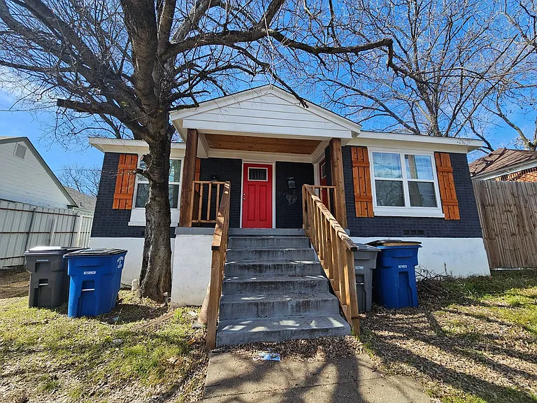 213 N Hampton Rd — Photo 1