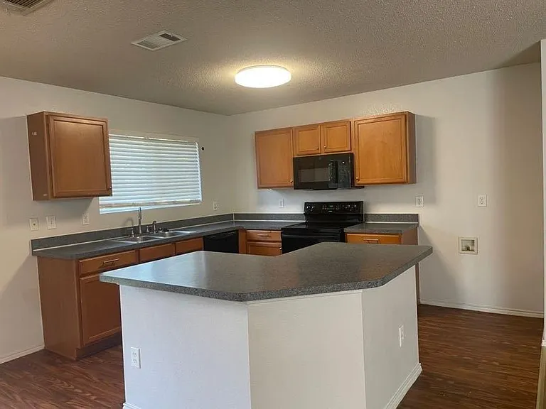 820 Eagle Dr — Photo 3