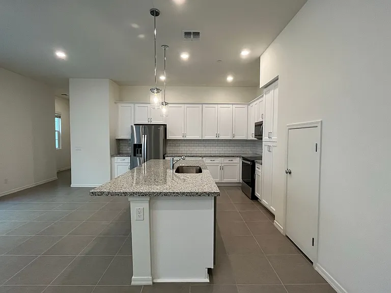 265 E Balsam Dr — Photo 11