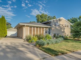 903 N Stratford Rd, Arlington Heights, IL 60004