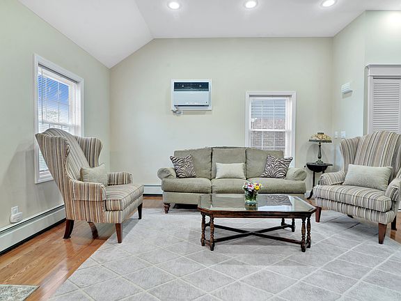 3rd image of 55 Saint Johns Ave