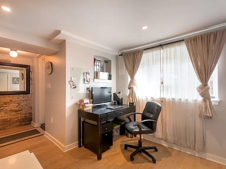 929 R St NW — Photo 9