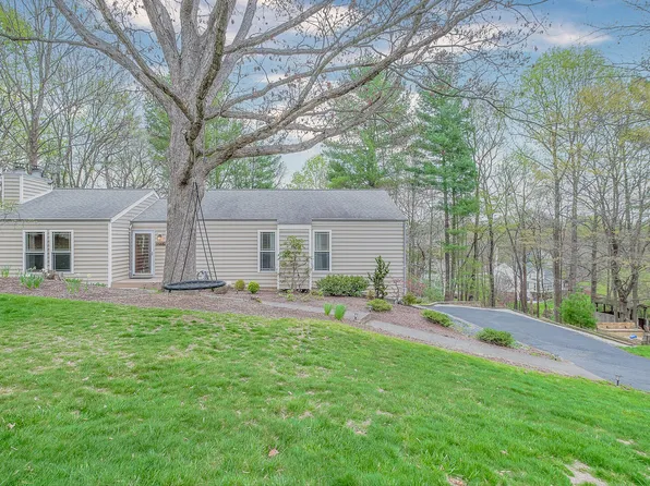 6666 Sugar Ridge Dr, Roanoke, VA 24018