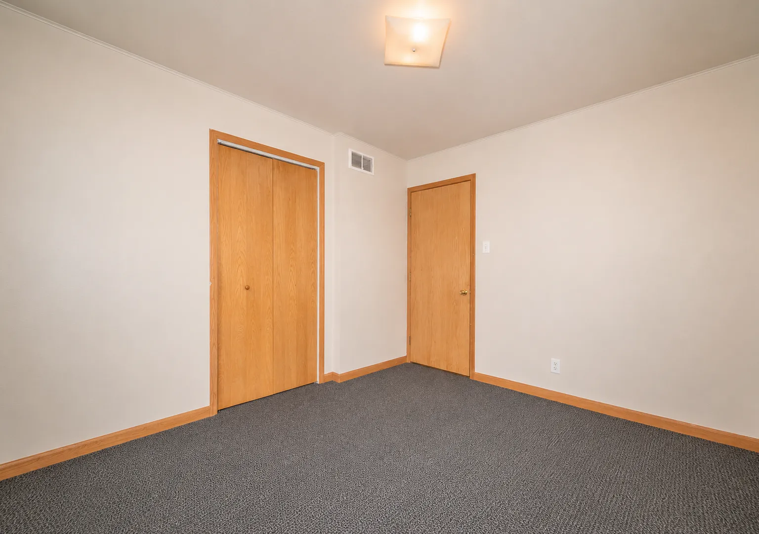 West Adams Apartments — Photo 4