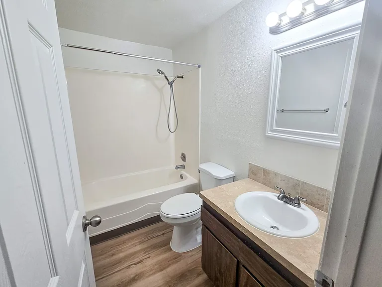 390-414 Madrona Ave S — Photo 8