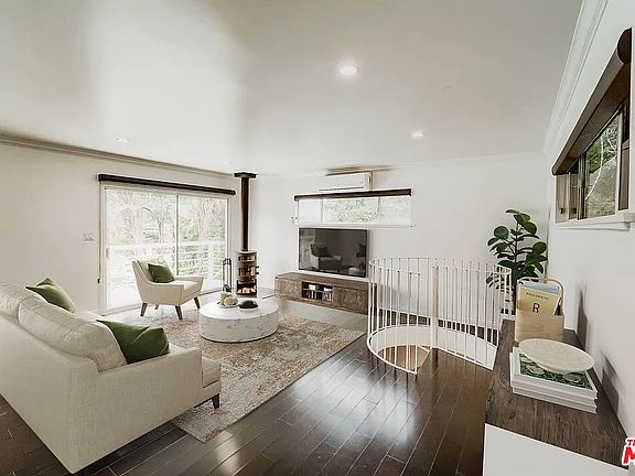 2nd image of 6121 Glen Holly St #1/2