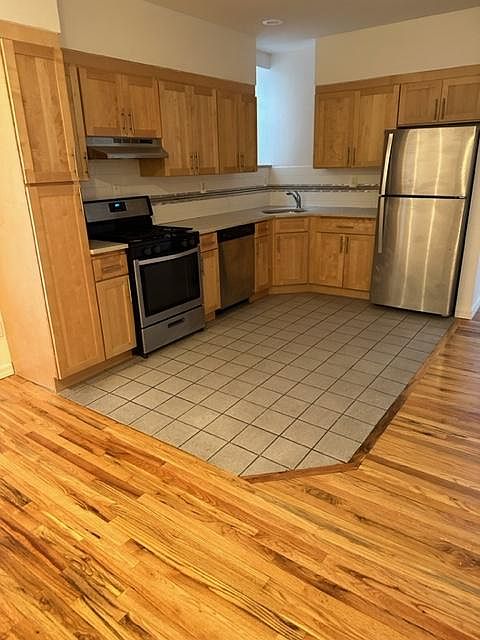 1st image of 25 W Broadway #512