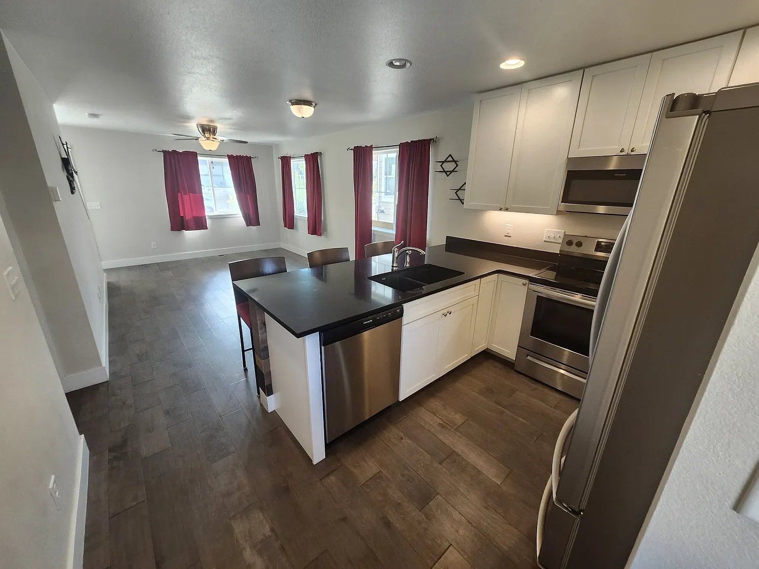 2 bed, 1.5 bath, 896 sqft, $2,400 — Photo 4