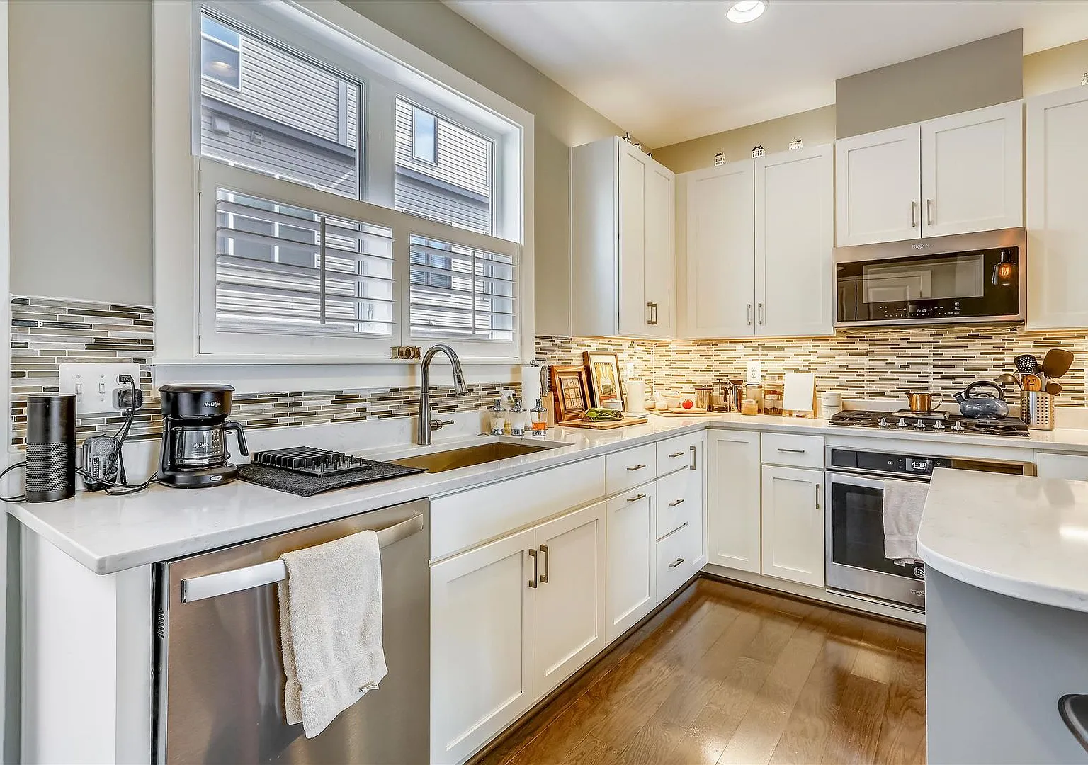 Great Location!! Stunning 3bd/3.5ba Luxury 4-Level Townhouse! — Photo 3