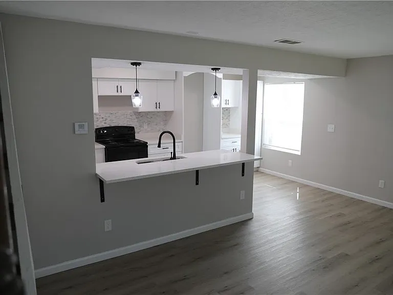 1321 Surrey Ln SW — Photo 16