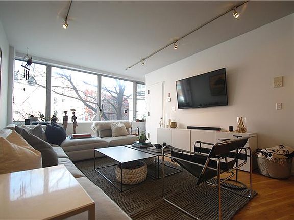 5th image of 212 E 9th St APT 2