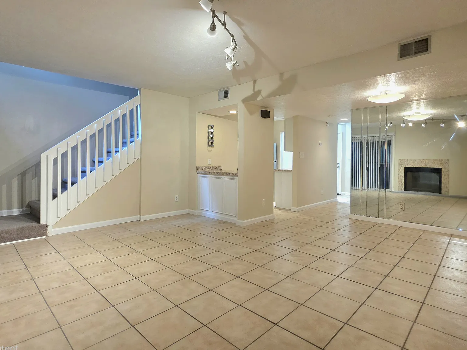 3 bed, 1450 sqft, $1,600 — Photo 2