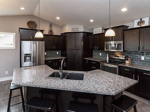 3rd image of 515 NE Bowman Dr