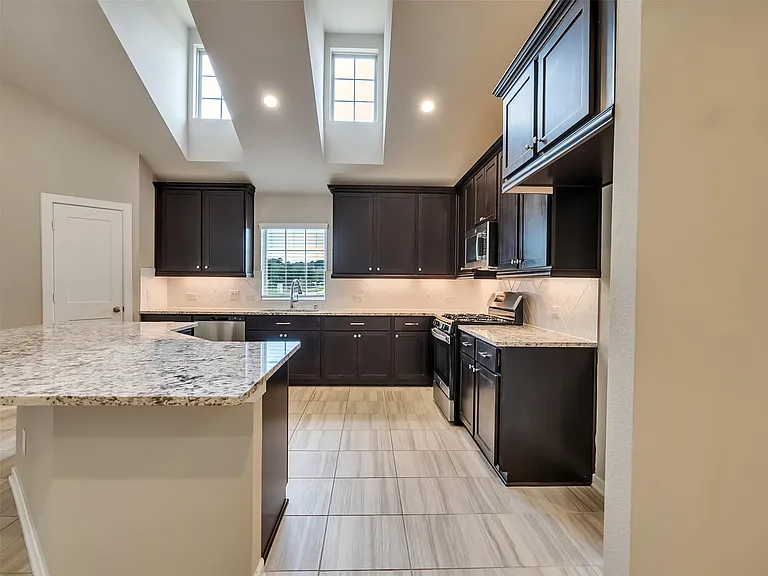 8510 Amber Bend Dr — Photo 16