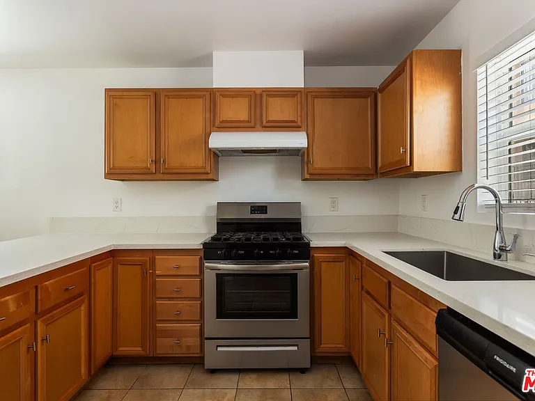 1206 N Beachwood Dr — Photo 6