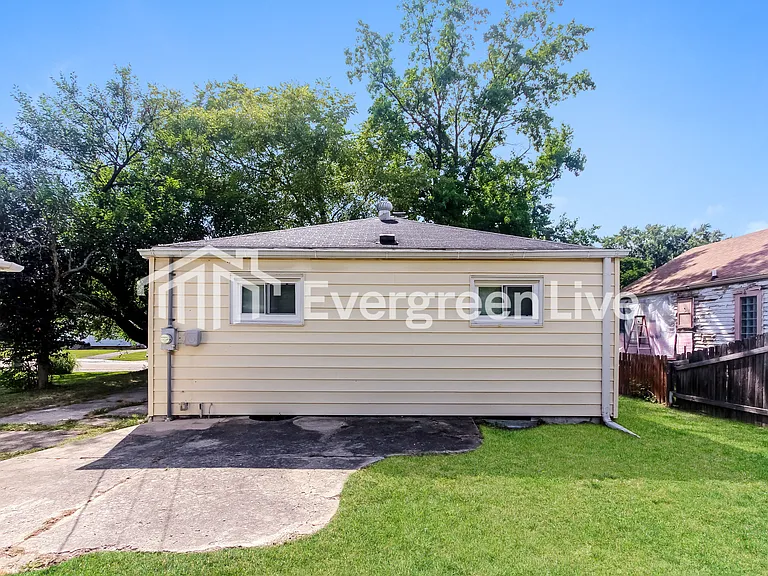 1505 N Webster Ave — Photo 13