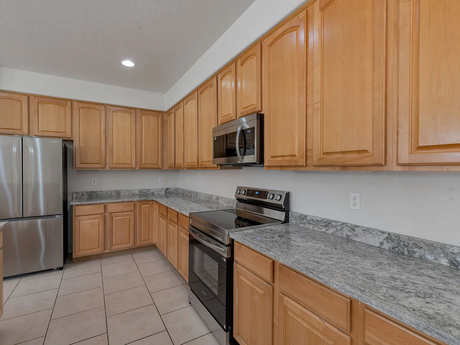 5 bed, 3500 sqft, $3,275 — Photo 3