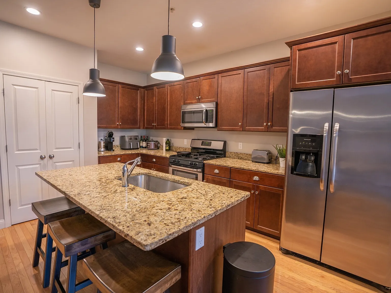 2 bed, 2.5 bath, 2000 sqft, $4,200 — Photo 2