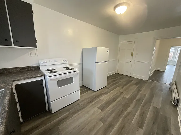 932 W Princess St — Photo 2