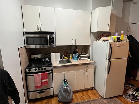 2nd image of 523 E 12th St APT 2