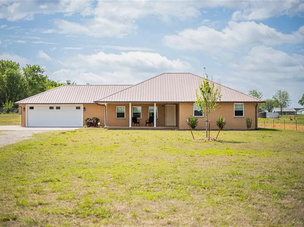 1923 W Columbia St, Okemah, OK 74859