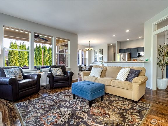 5th image of 921 SE Larkspur Place