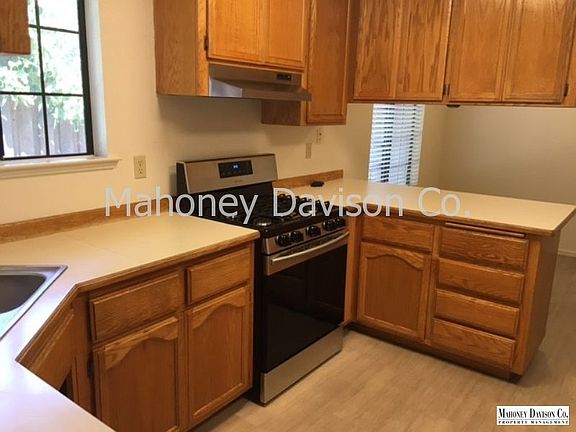 4th image of 1661 Creekview Cir