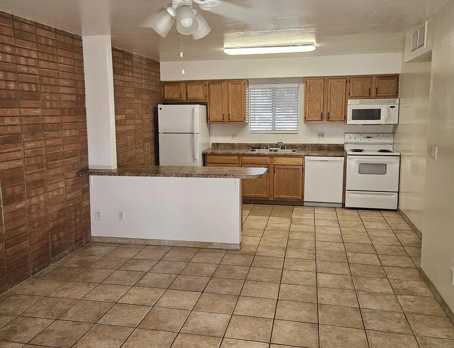 1 bed, 1.0 bath, 650 sqft, $1,025 — Photo 2