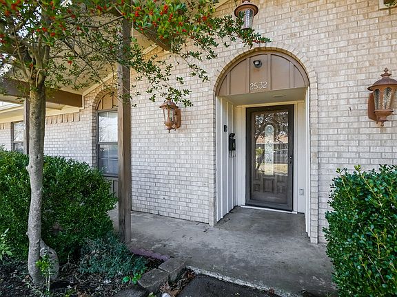4th image of 2532 Belhaven Dr