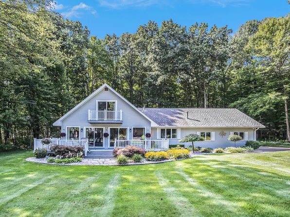 8463 Highland Trl, Stanwood, MI 49346