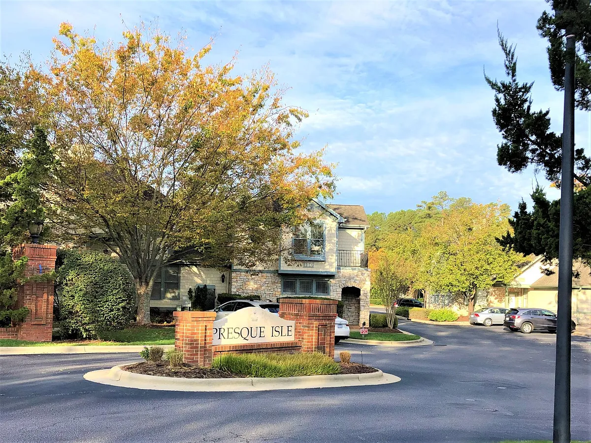 Community Entrance - 100 Presque Isle Ln
