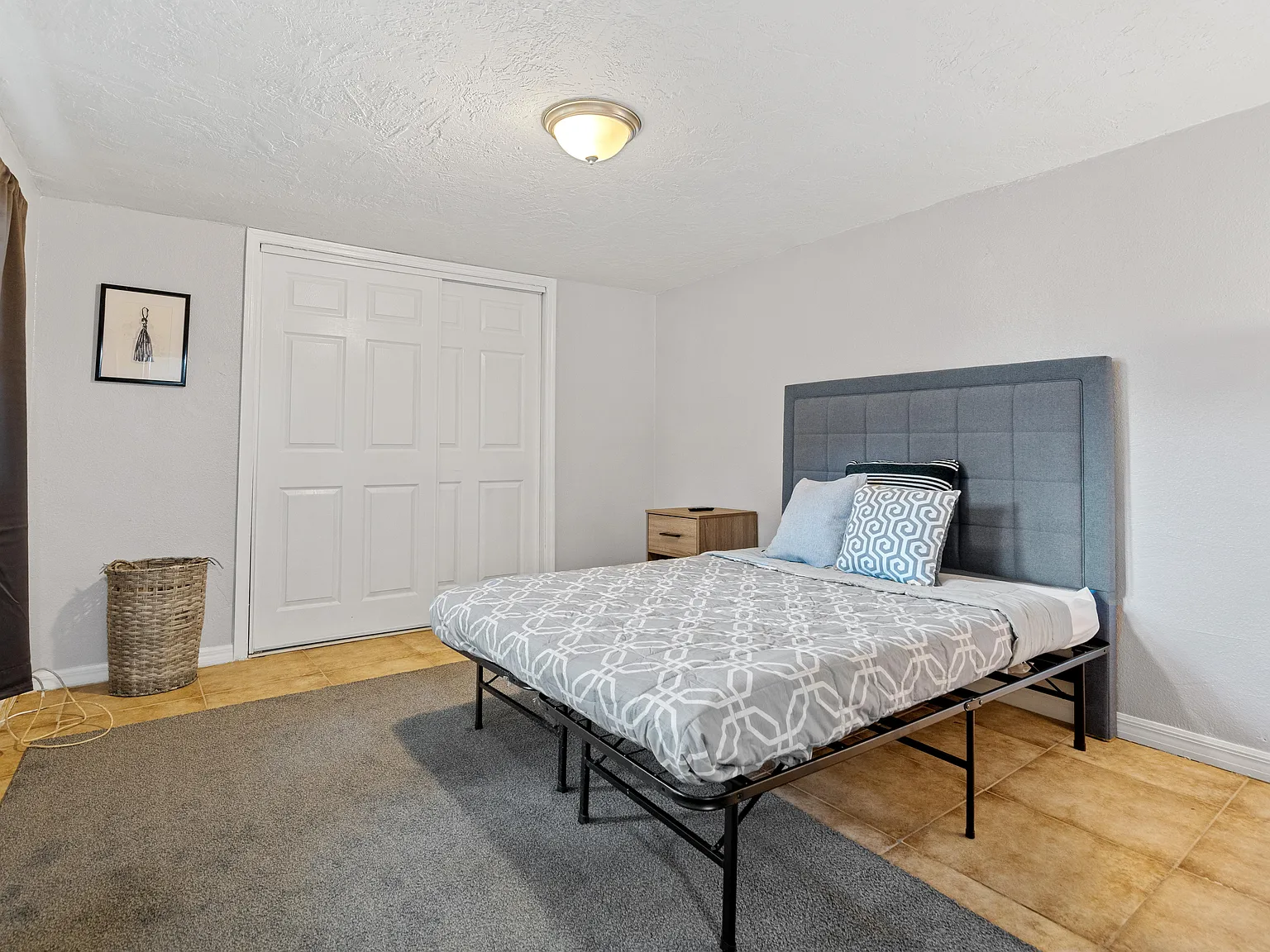 4 bed, 2.0 bath, 1860 sqft, $1,001 — Photo 2