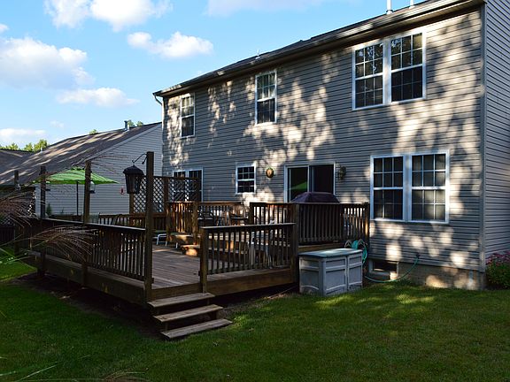 2 tiered back deck, 600+ sq ft, backs to woods