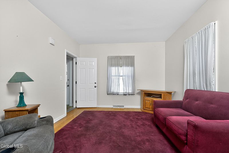 2nd image of 264 Kenwood Avenue