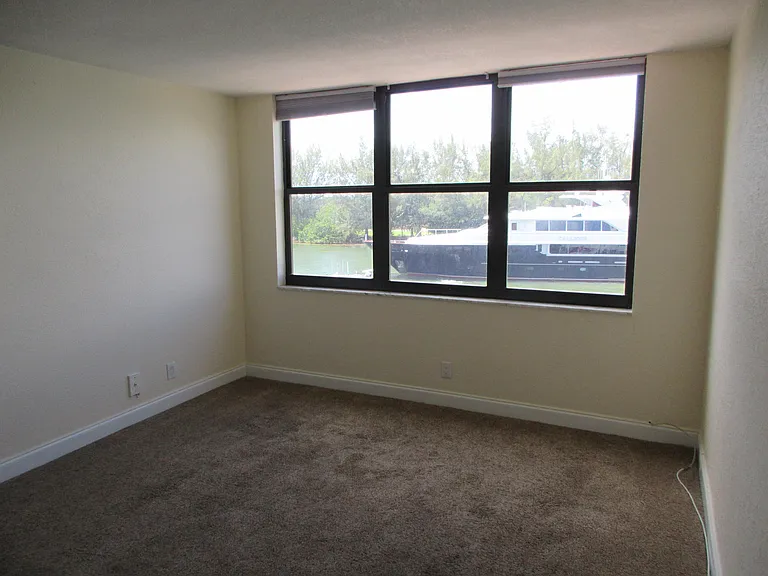 1401 N Riverside Dr #307 — Photo 16