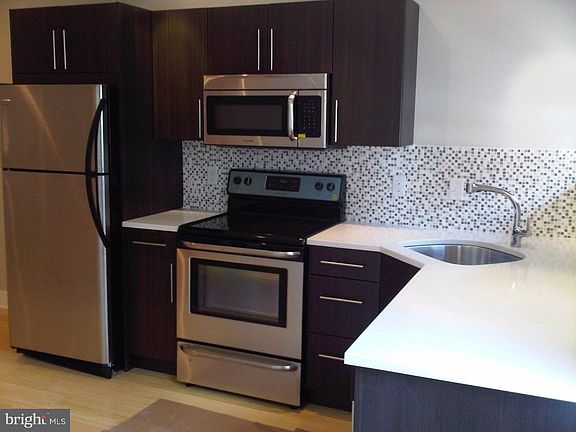 2nd image of 2332-38 Carpenter St #3C