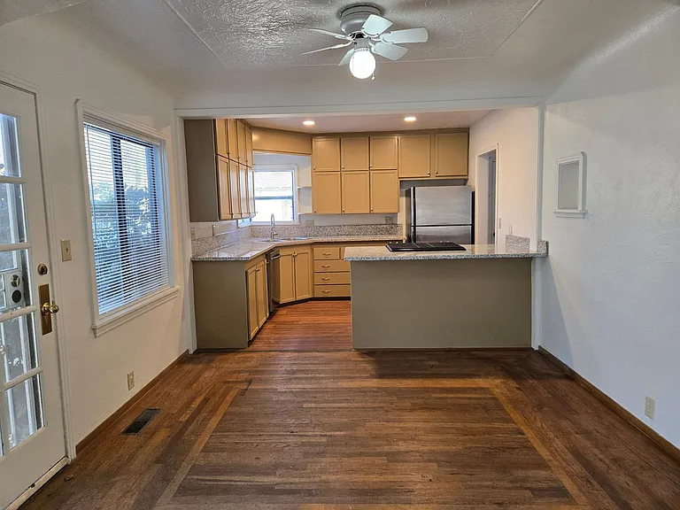 1201 E Marshall St — Photo 4
