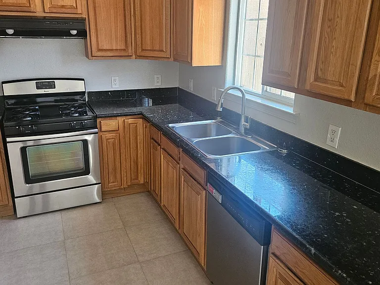 618 E C St — Photo 18