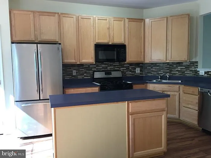 3 bed, 2.5 bath, 1900 sqft, $2,850 — Photo 4