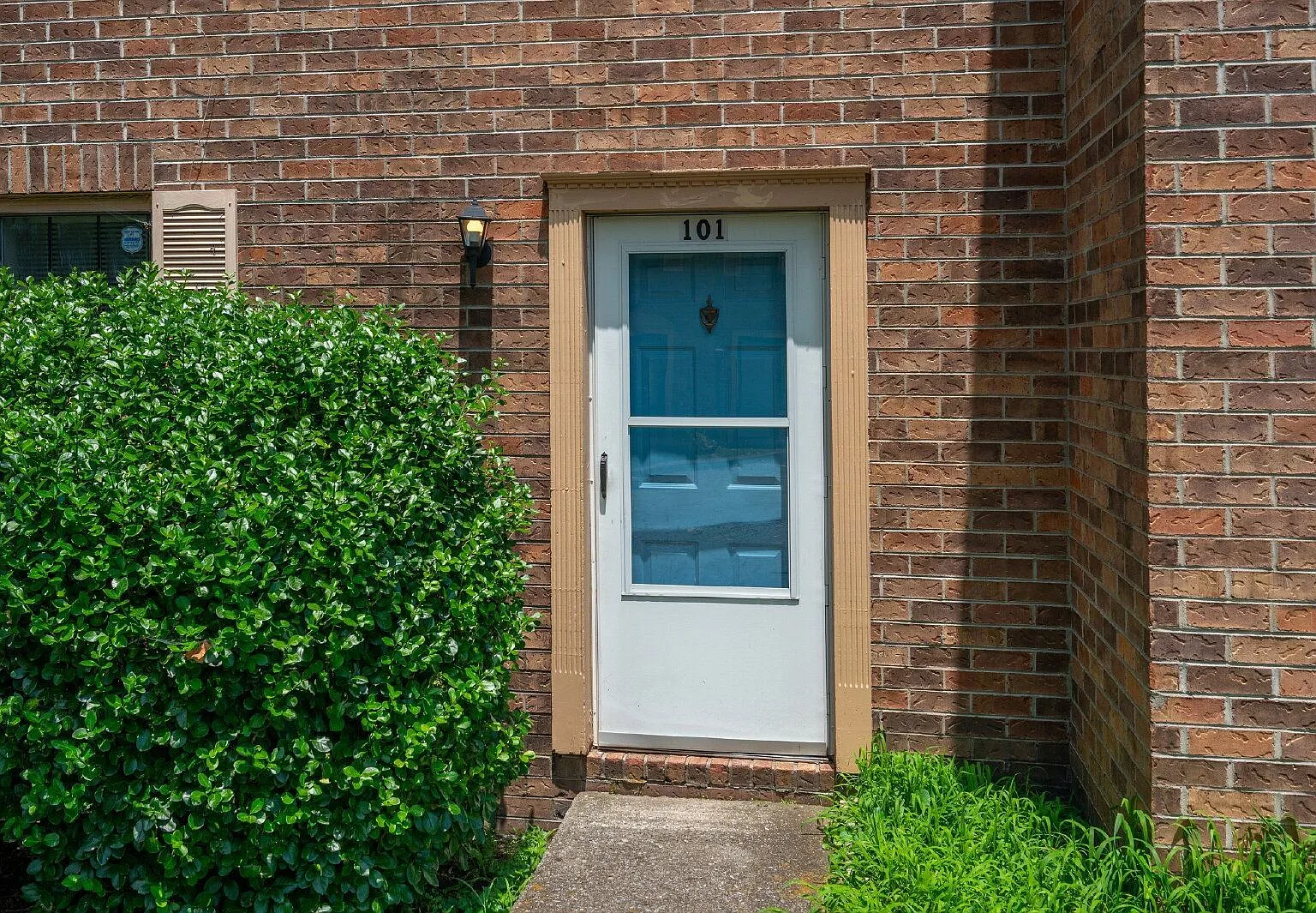 2 bed, 1.5 bath, 1099 sqft, $1,520 — Photo 3