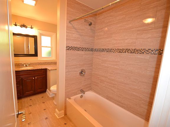 5th image of 620 Woodlawn St