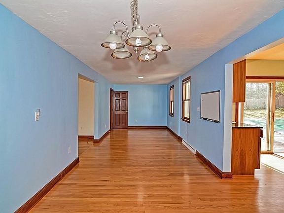 5th image of 28 Carmine Ave