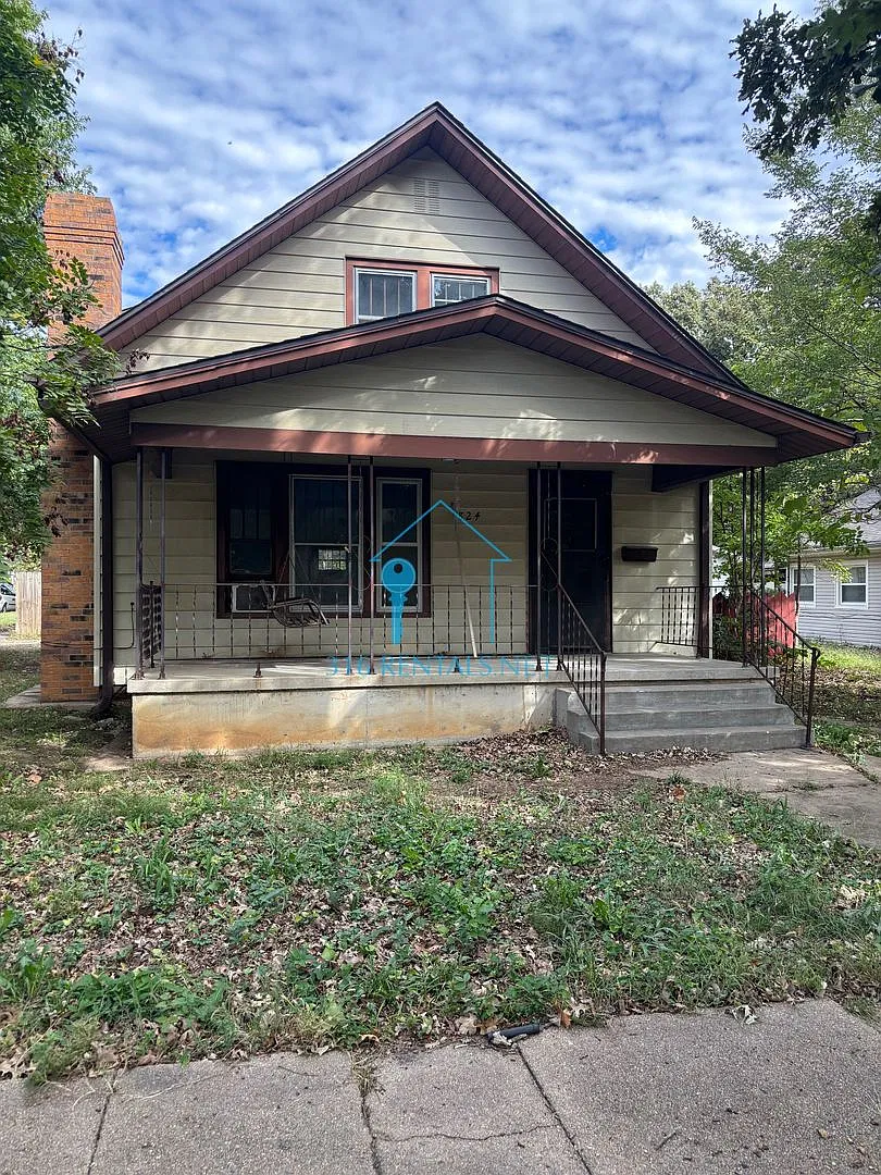 Four bedroom one and a half bath available now! — Photo 1
