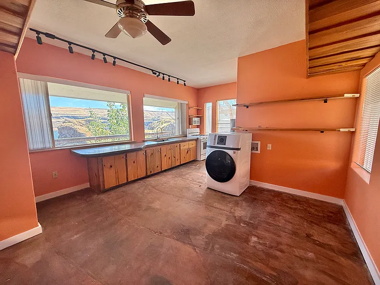 376 Fallbridge Rd — Photo 5