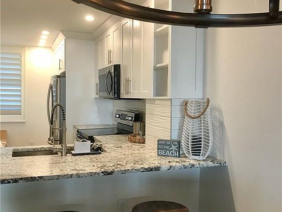 5th image of 380 Seaview Ct APT 1601