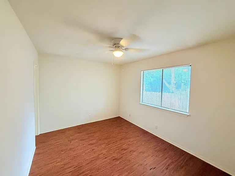 405 Parkhill Cv — Photo 14