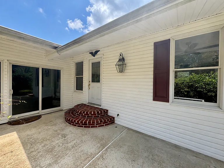 2410 Magnolia Dr — Photo 1