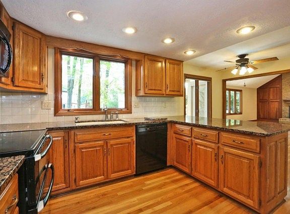 5th image of 224 Woodedge Cir W